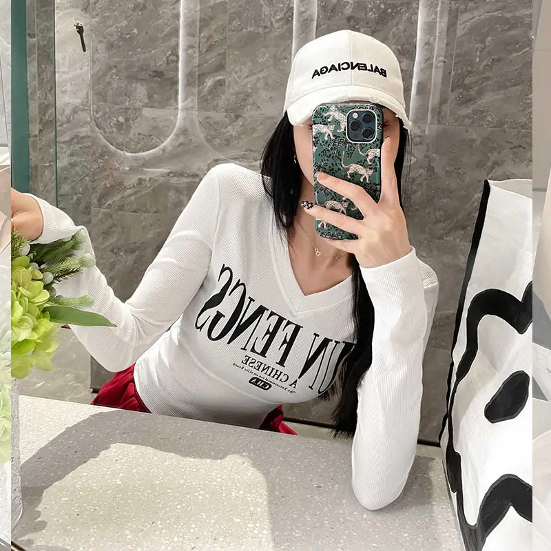 Women White V-Neck Sweatshirt Set with "Jun Fences" Print