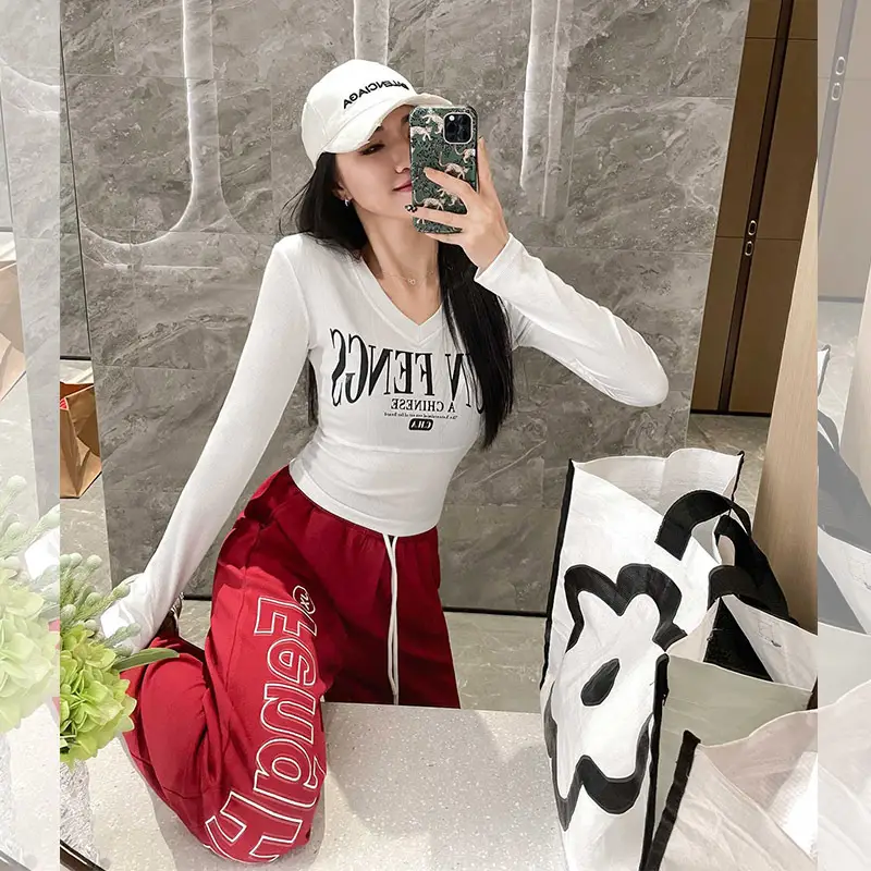 Women White V-Neck Sweatshirt Set with "Jun Fences" Print