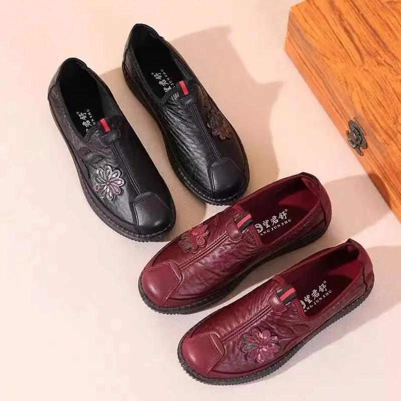 Spring New Old Beijing Cloth Shoes Women's Single Shoes Middle-aged and Elderly Lightweight Non-slip Casual Shoes Stepping Mom Shoes Elderly Shoes - Image 4