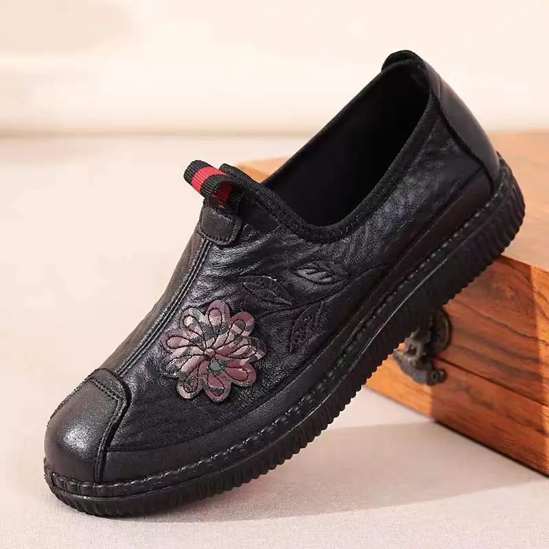 Spring New Old Beijing Cloth Shoes Women's Single Shoes Middle-aged and Elderly Lightweight Non-slip Casual Shoes Stepping Mom Shoes Elderly Shoes - Image 2