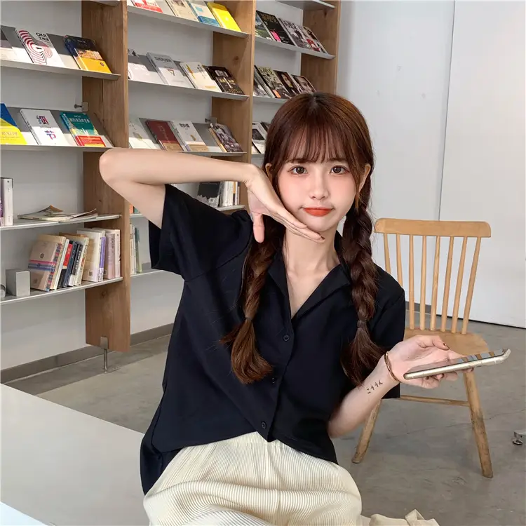 帮手描述图：气质翻领白衬衫女设计感小众上衣夏季2022年新款