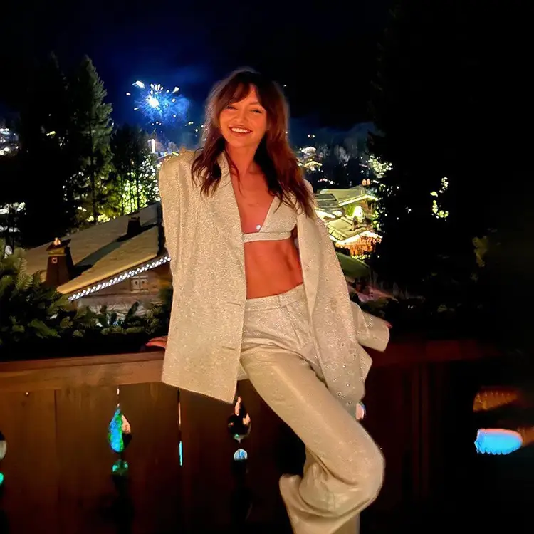 Sexy Sequin Camisole Nightclub Suit with High Waist Pants — feature 11