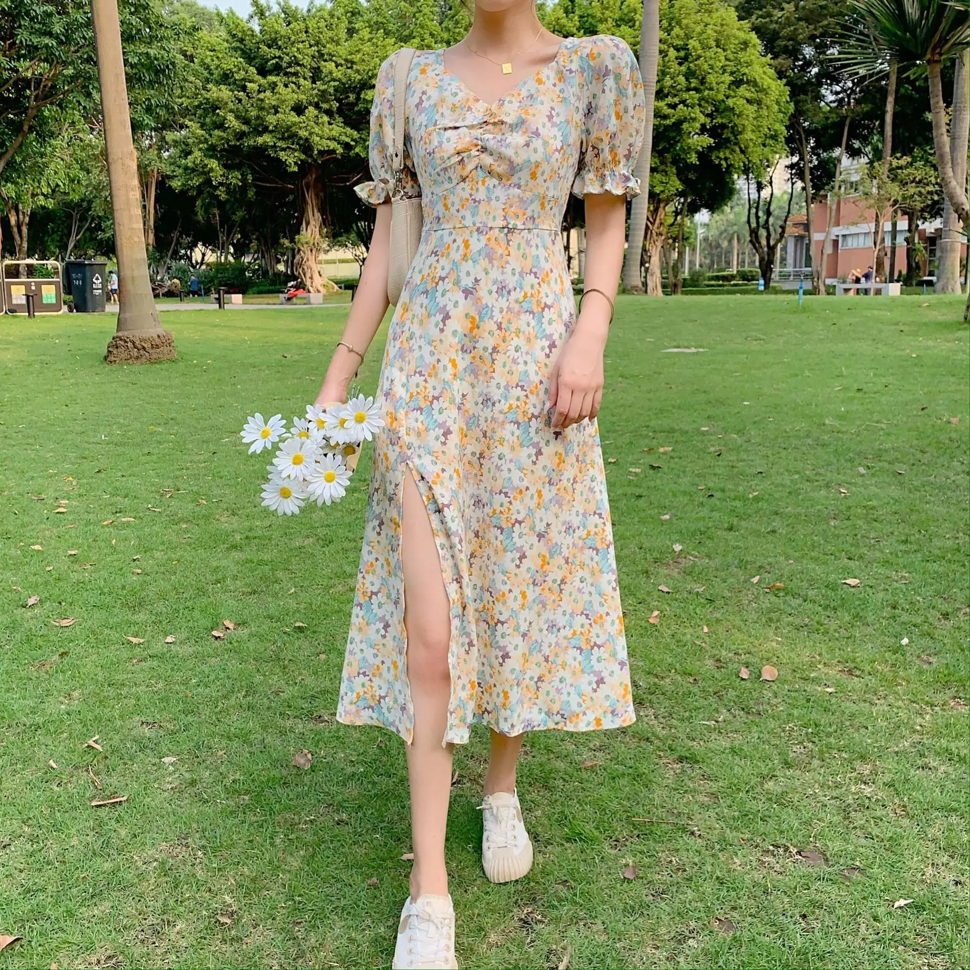 2021 French Style Floral V-Neck Bubble Sleeve Dress — feature 4