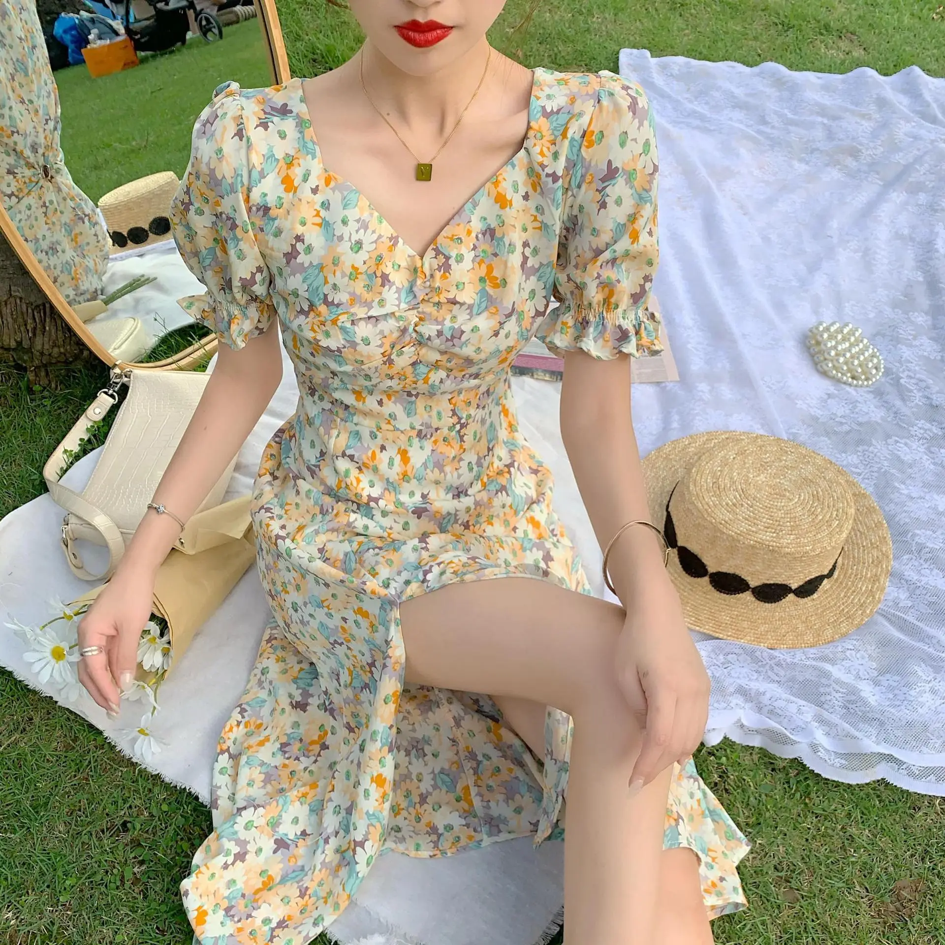 2021 French Style Floral V-Neck Bubble Sleeve Dress — feature 6