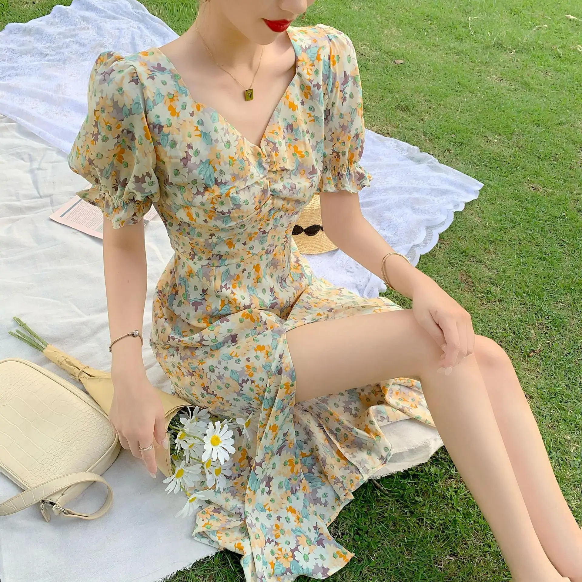 2021 French Style Floral V-Neck Bubble Sleeve Dress — feature 7