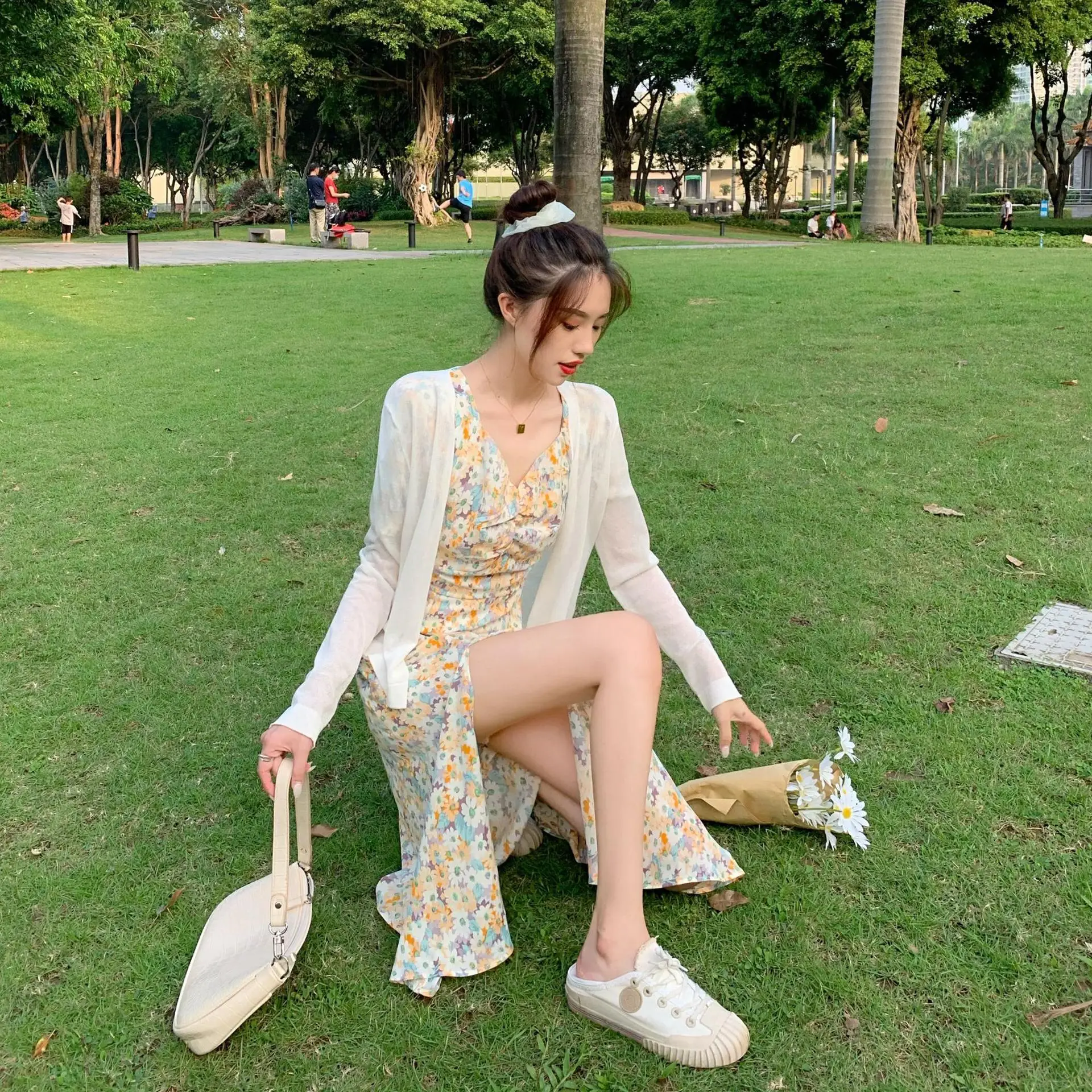 2021 French Style Floral V-Neck Bubble Sleeve Dress — feature 9