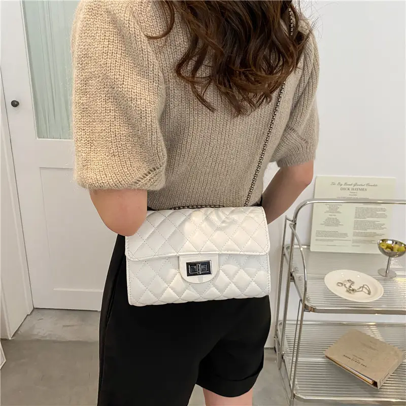 Black Quilted Chain Shoulder Bag for Women - Image 4