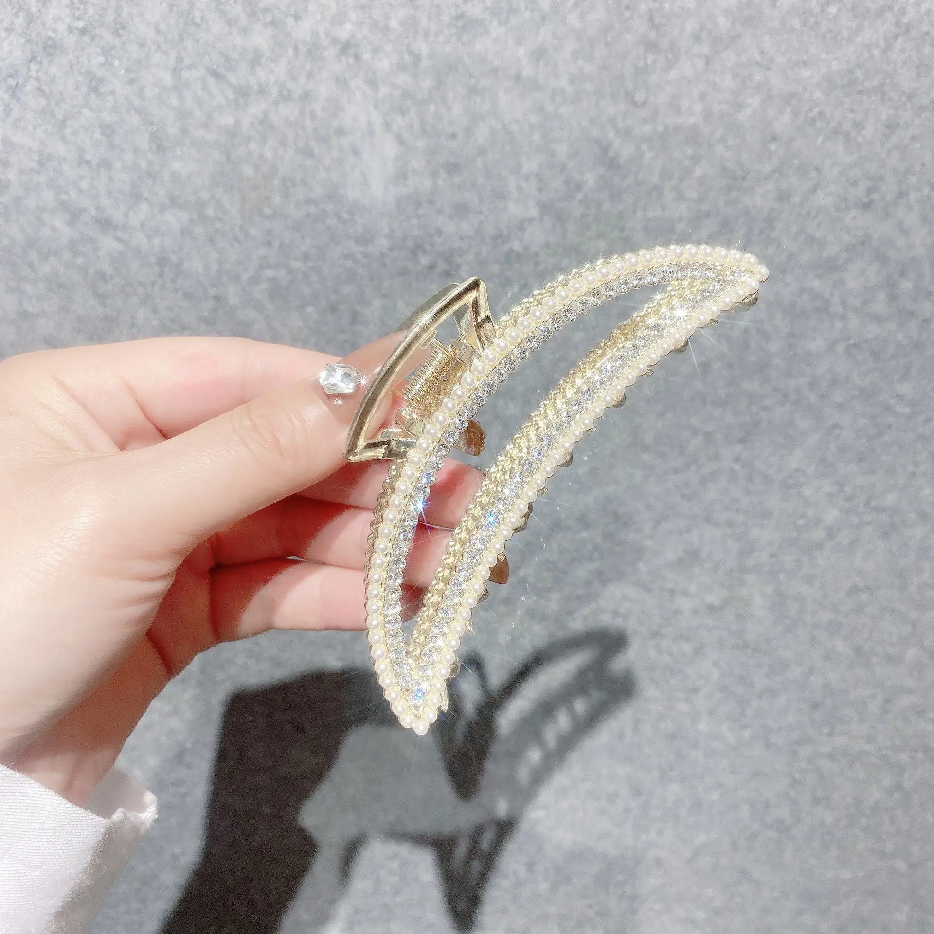 Diamond-Embedded Pearl Hairpin with Shark Clip Grip