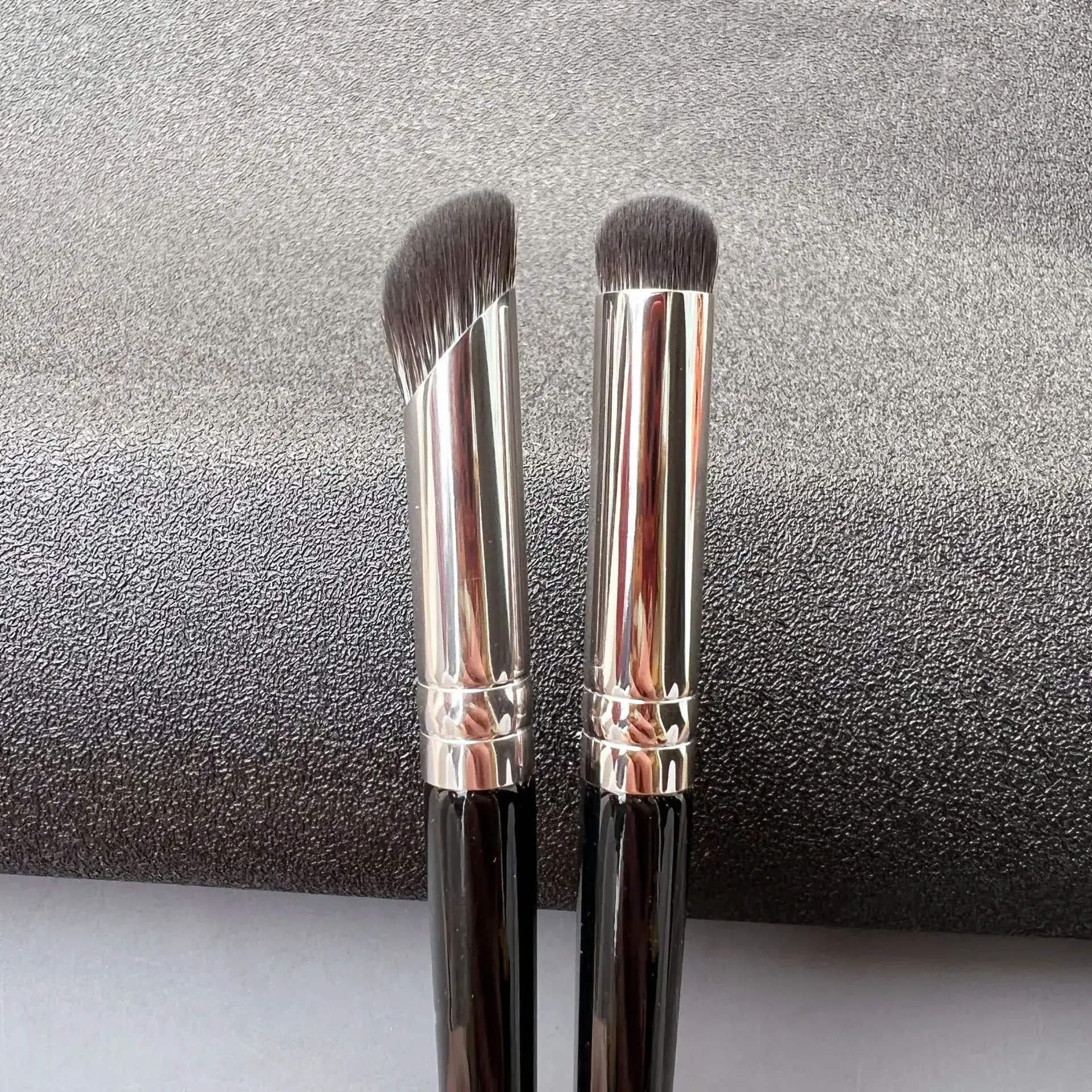 Novice Makeup Brush with Dark Circle Concealer - Image 4