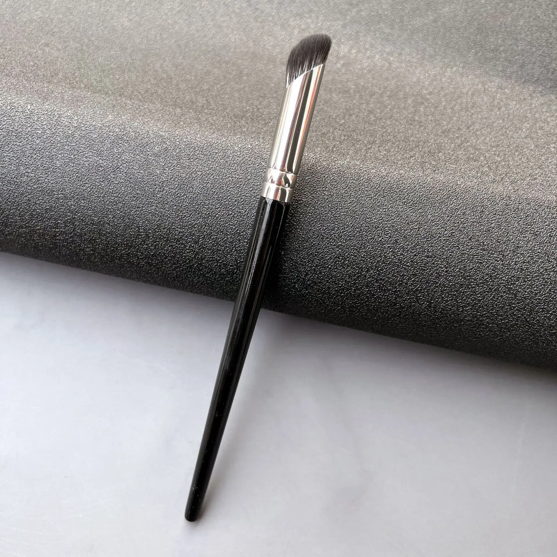 Novice Makeup Brush with Dark Circle Concealer - Image 2