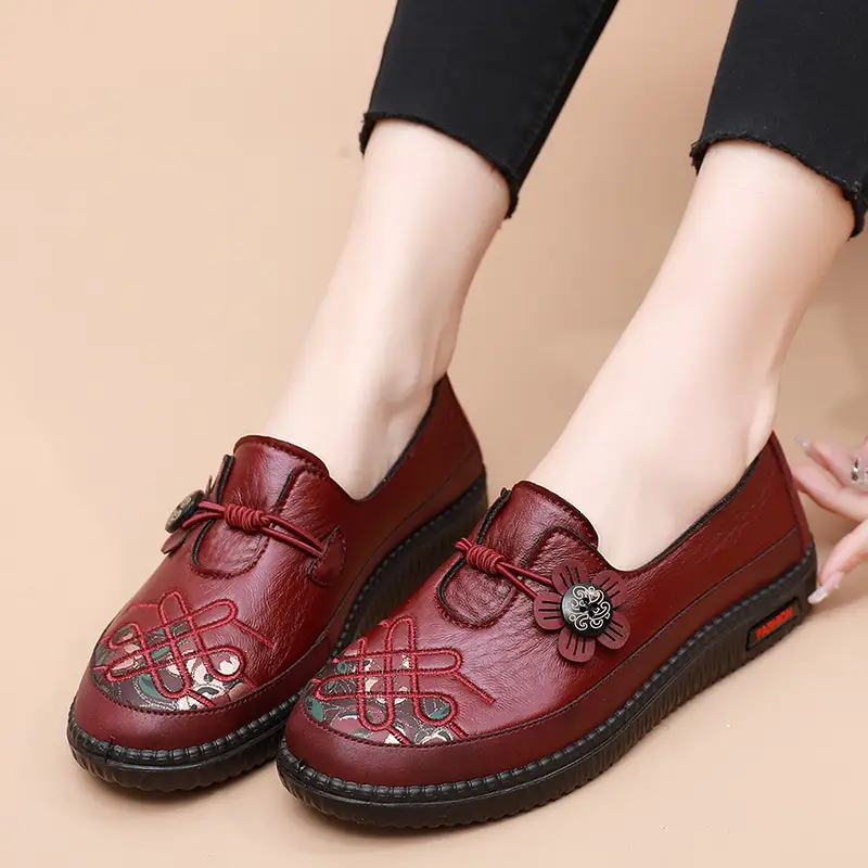 Spring and Autumn Women's Slip-On Shoes for Mothers, Middle-Aged and Elderly Women's Shoes, Versatile Low-Heeled Flat Shoes, Simple Style, Wear-Resistant