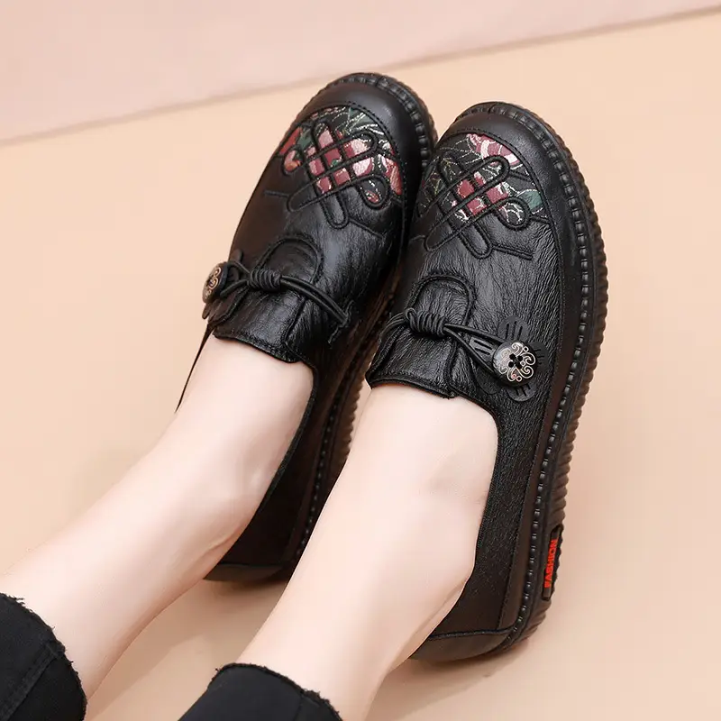 Spring and Autumn Women's Slip-On Shoes for Mothers, Middle-Aged and Elderly Women's Shoes, Versatile Low-Heeled Flat Shoes, Simple Style, Wear-Resistant