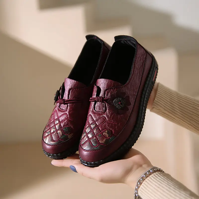 Spring and Autumn Women's Slip-On Shoes for Mothers, Middle-Aged and Elderly Women's Shoes, Versatile Low-Heeled Flat Shoes, Simple Style, Wear-Resistant
