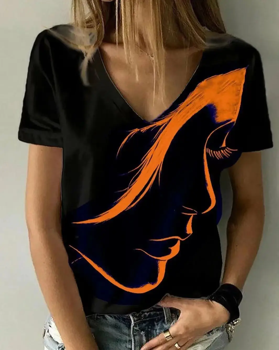 2022 Burned Flower V-Neck T-Shirt Women Black - Image 5