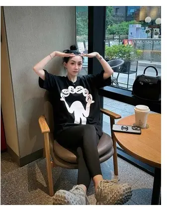 Women Oversized Black T-Shirt with Print - Image 9