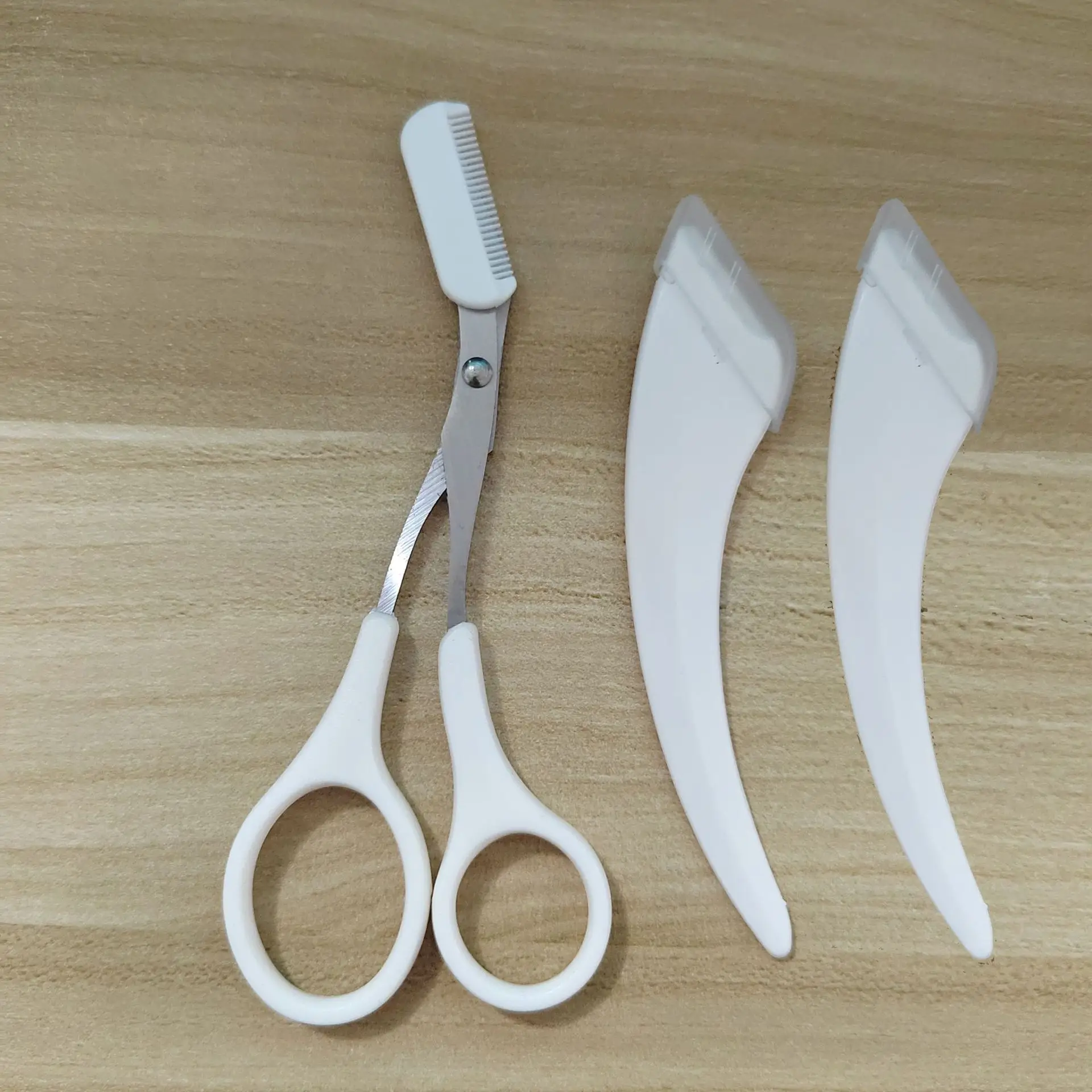 White [2 square-eyebrow knife 1 comb] a total of 3
