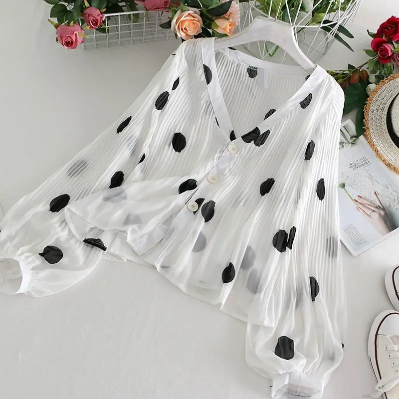 Women V-Neck Pleated Sunscreen Top with Bubble Lantern Sleeve - Image 6