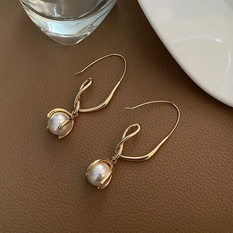 Trendy Diamond Pearl Triangle Earrings Baroque Retro Design - Image 3