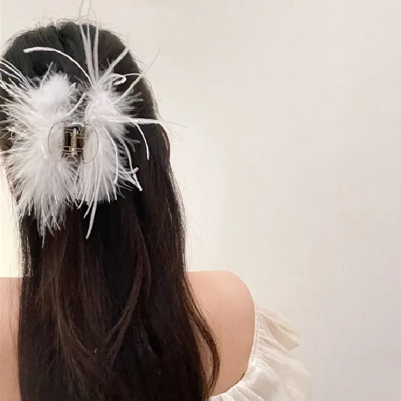 2206098 (1)纯欲ins风鸵鸟毛鲨鱼夹超仙 高级感发