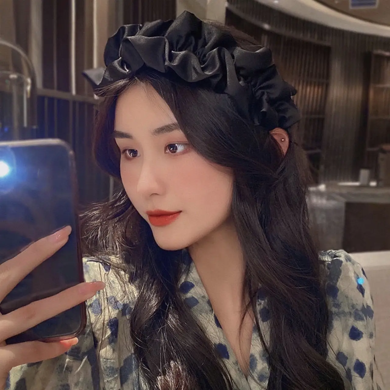 Black Silk Ruched Hairband for Women - Image 7