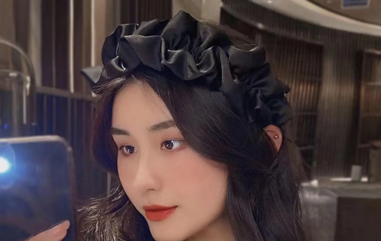 Black Silk Ruched Hairband for Women — feature 12