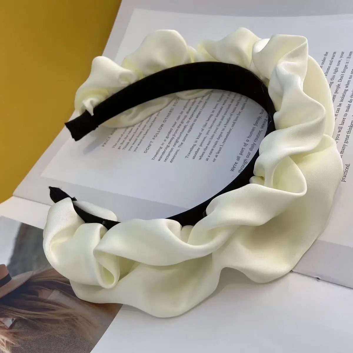 Black Silk Ruched Hairband for Women - Image 2