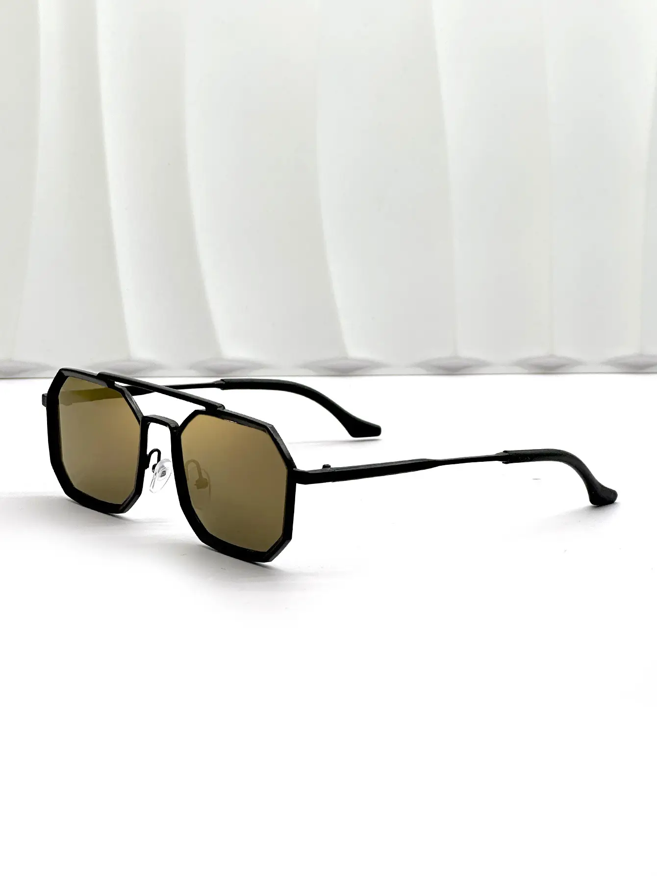 Black frame gold film