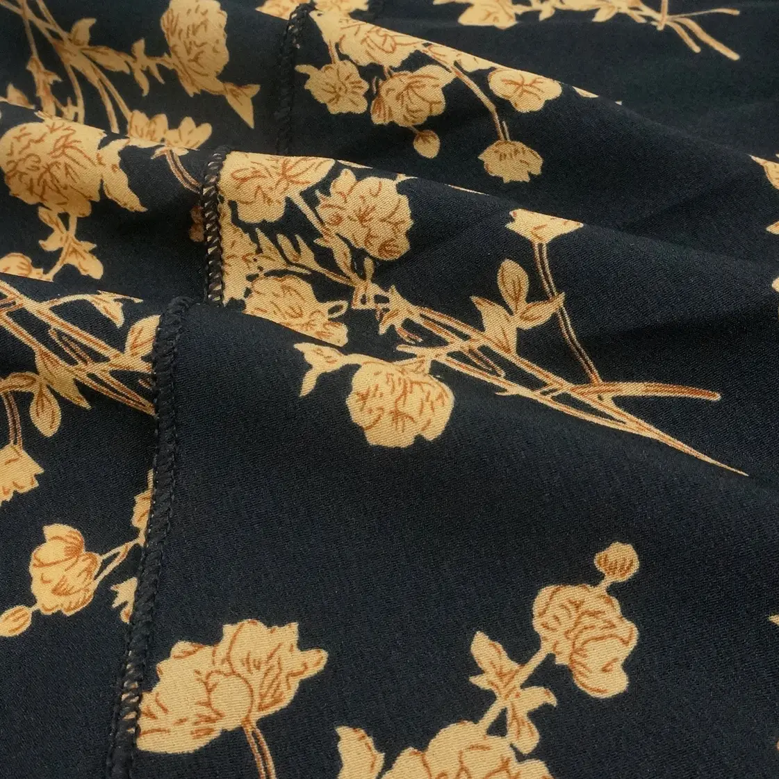 2022 European American Printed V-Neck Dress — feature 3