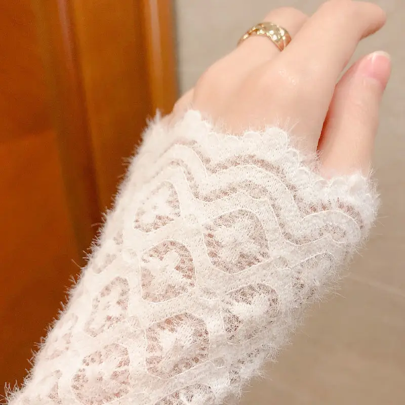 Women's White Lace Fleece Fingerless Gloves 2022 - Image 9