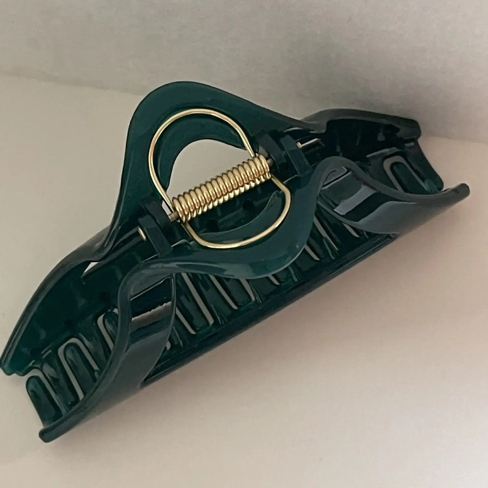 French Shark Hair Clip with Large Hair Capacity & Eye Closure - Image 6