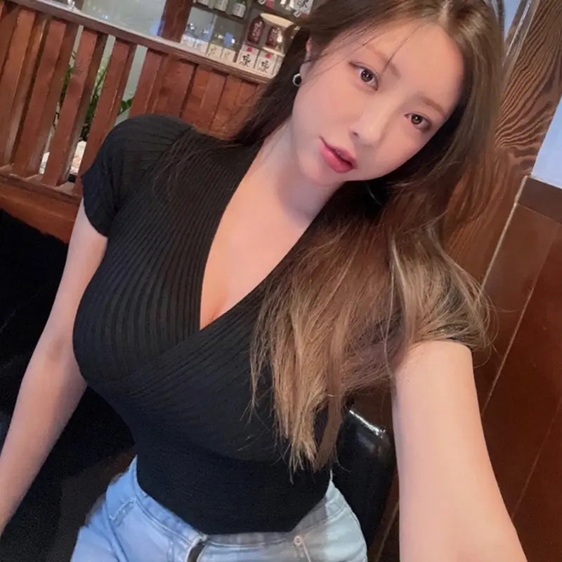 Women Knitted V-Neck T-Shirt Large Beige - Image 8