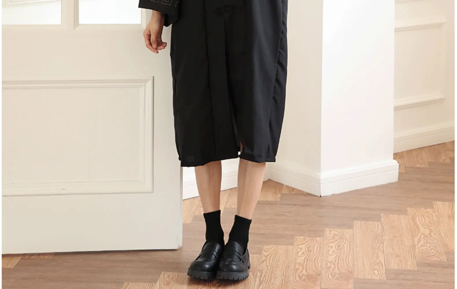 Bachelor's Graduation Gown Black V-Neck College Student — feature 24