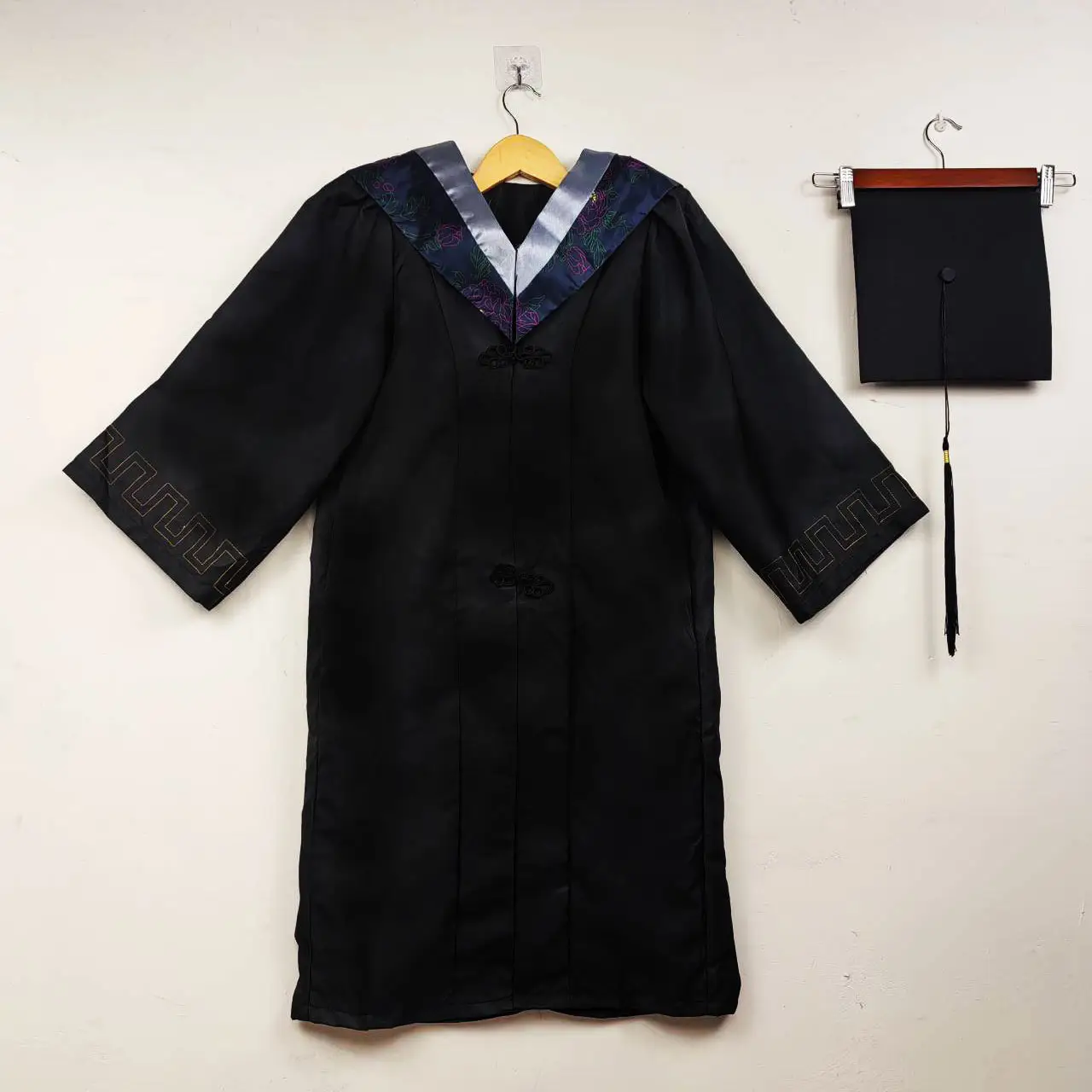 Bachelor's Graduation Gown Black V-Neck College Student - Image 3