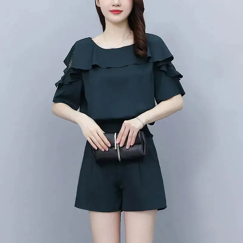 Plus-Size Women's Black Lace Short Sleeve Suit Large - Image 4