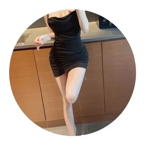 Feminine Waist-Hugging Pleated Skirt with Hip Suspender