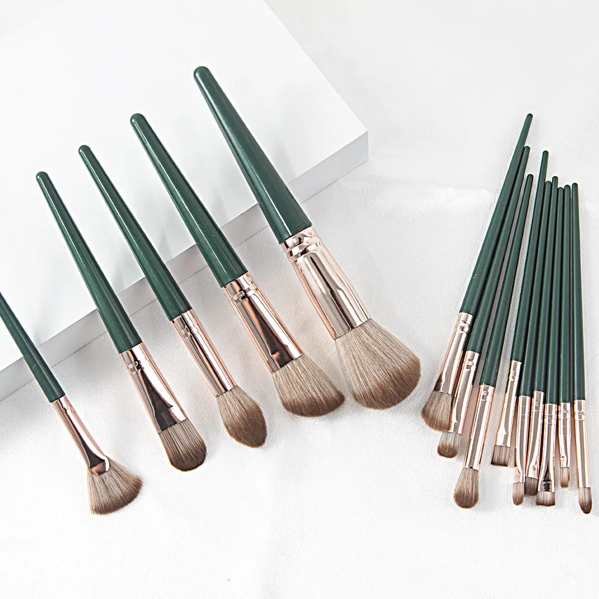 Cangzhou 14-Piece Green Makeup Brush Set - Image 7