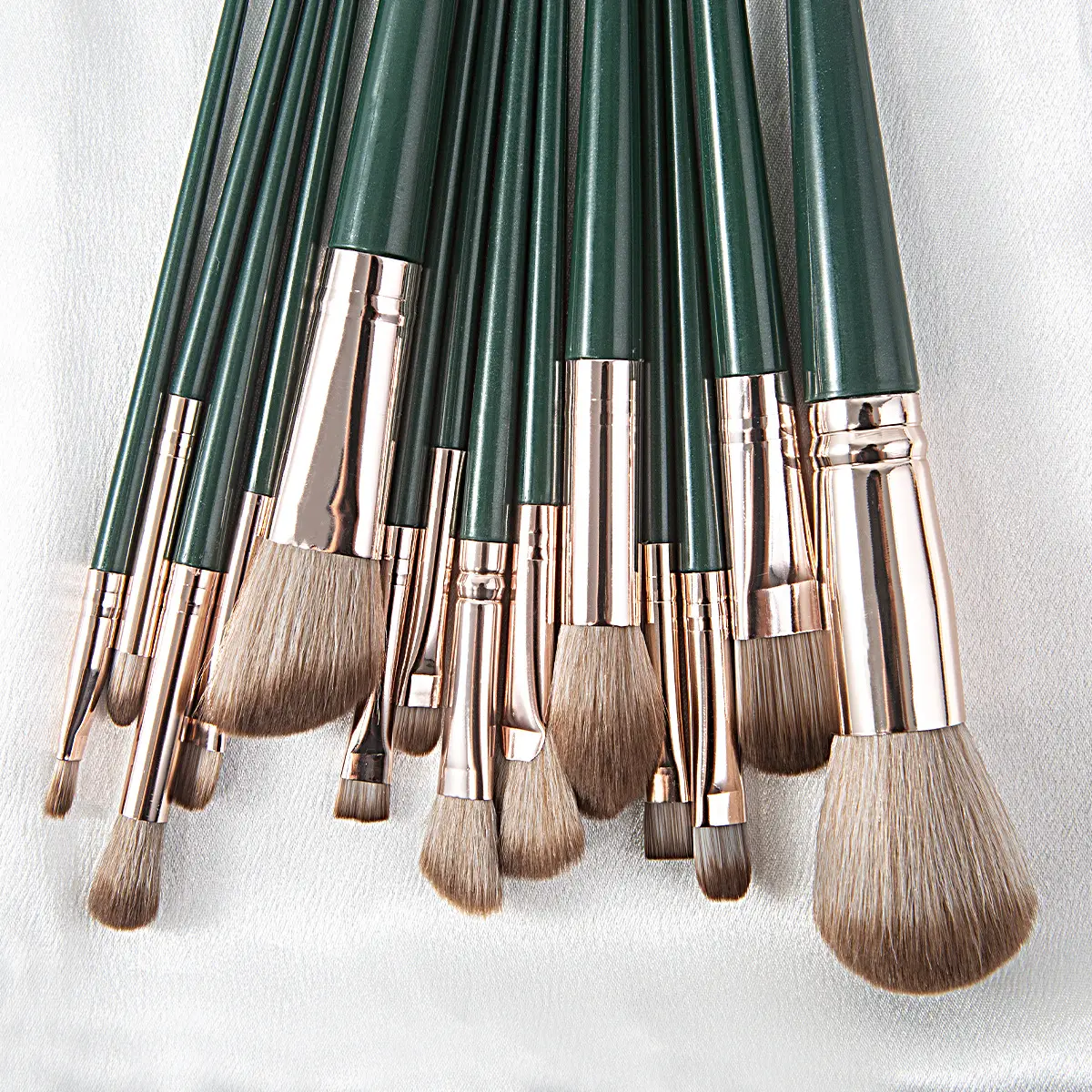 Cangzhou 14-Piece Green Makeup Brush Set — feature 13