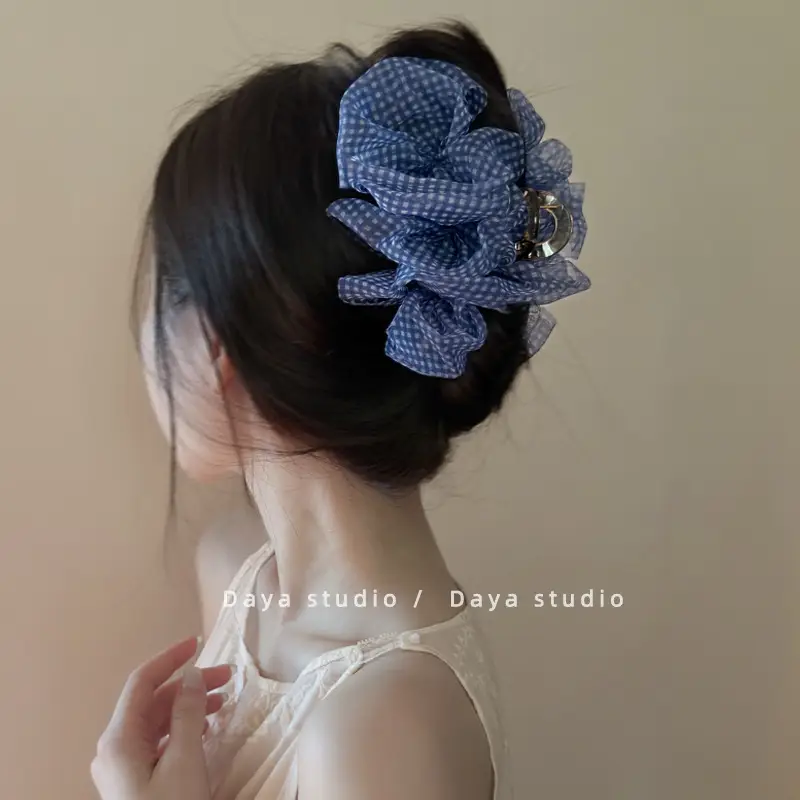 Elegant Mesh Hair Clip with Floral Design - Image 2