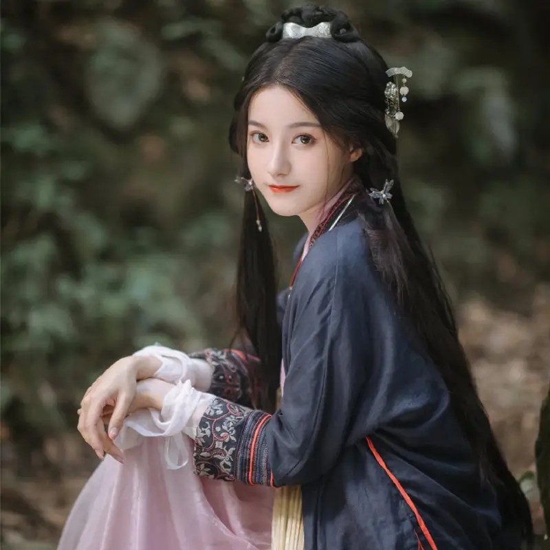 Han Dynasty Cheongsam Ball Hairpin with Tassel - Image 3