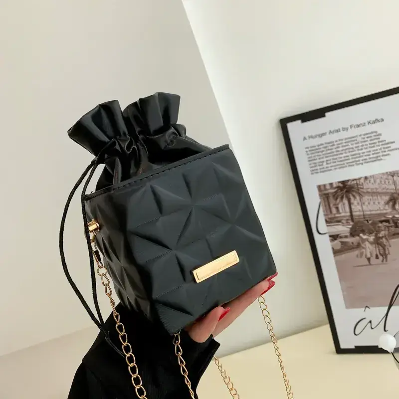 Black Geometric Chain Shoulder Bag 2022