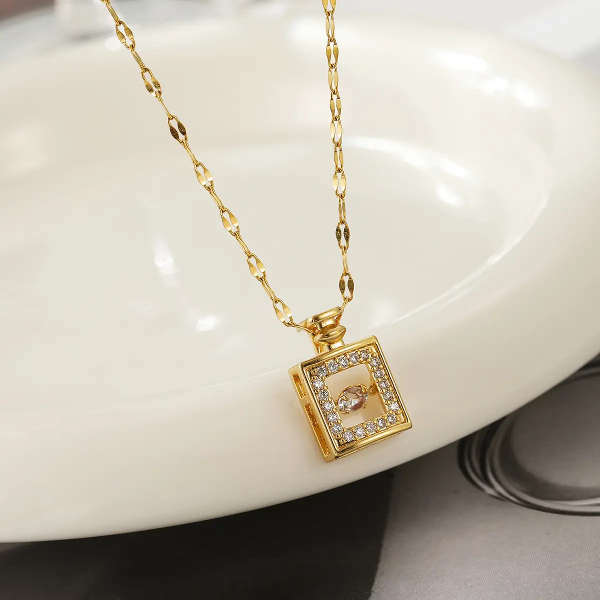 Wen Jian Rose Gold Clavicle Necklace for Women - Image 4