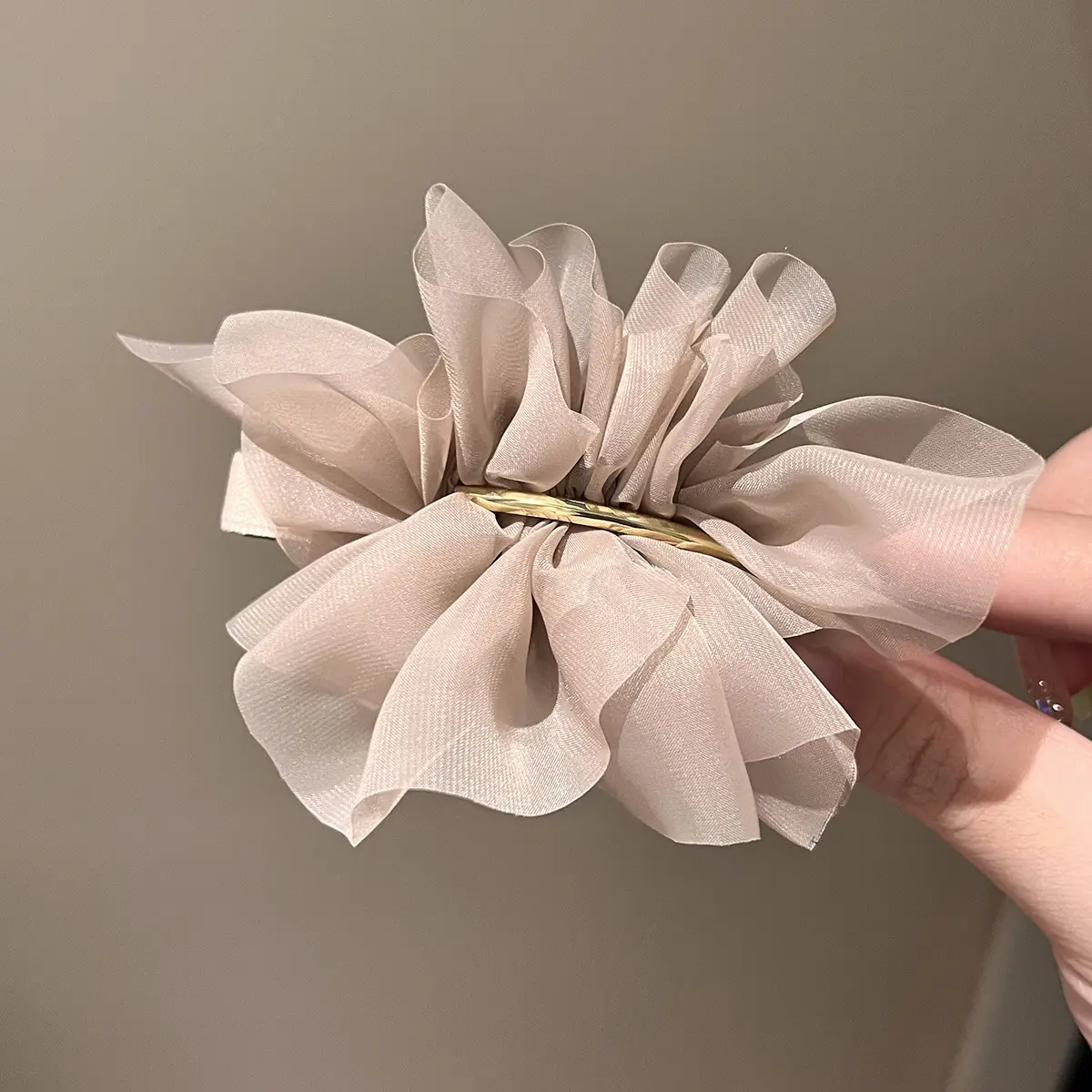 Elegant White Chiffon Hairpin for Women - Image 2