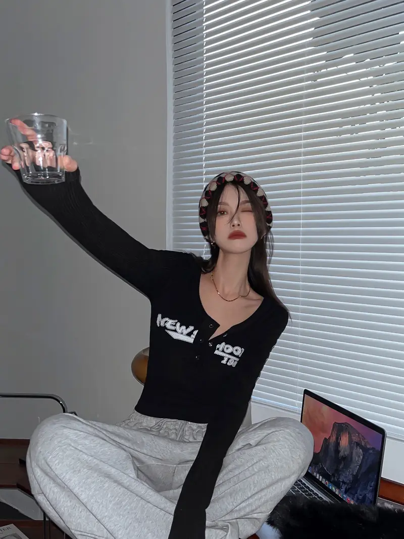 Hot Girl Tops for Women in Autumn Winter Short European American Niche Sexy Bottoming Shirts Unique Design Tight T-Shirts Trbottomy — feature 61