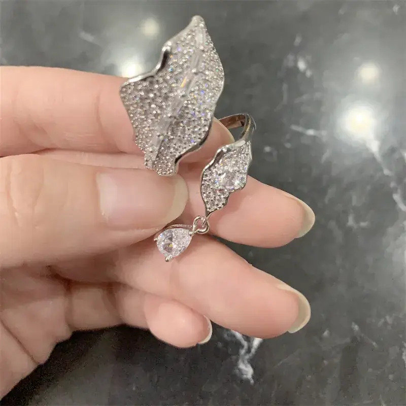 Deciduous Leaves Dancing Ring Women's Zircon Winding Design - Image 4