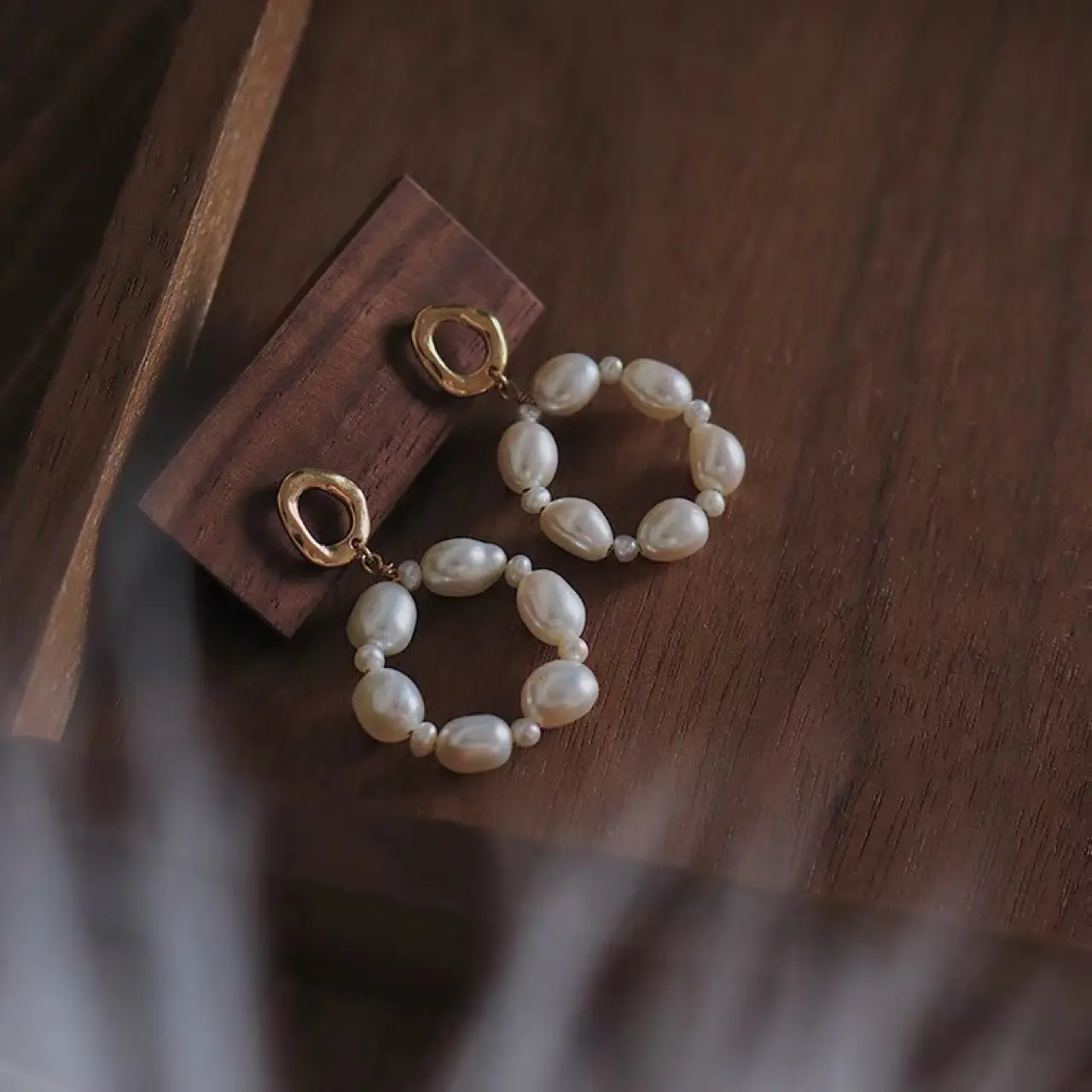 Pearl Stud Earrings for Women Retro Freshwater Design - Image 2