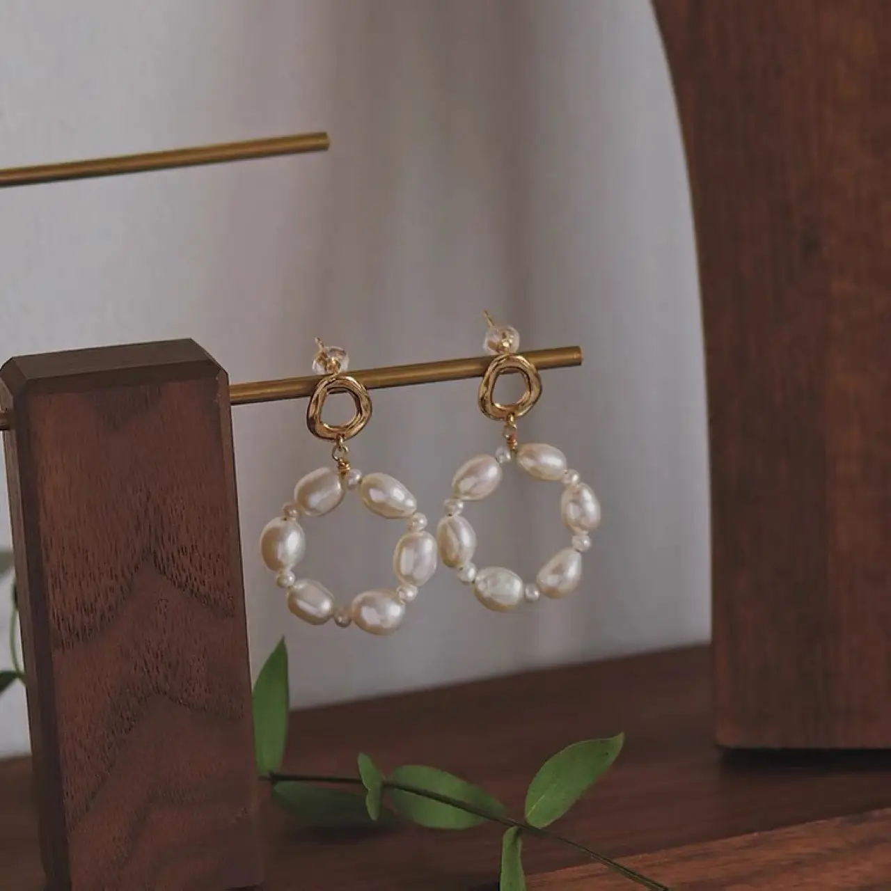 Pearl Stud Earrings for Women Retro Freshwater Design - Image 3