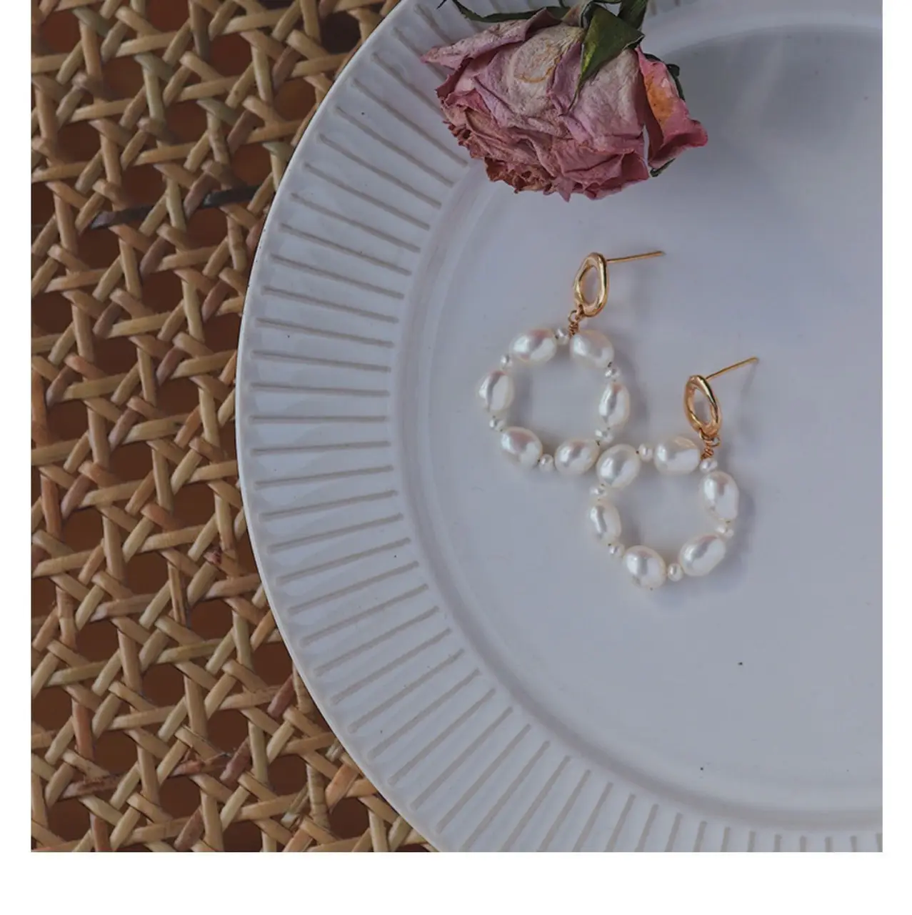 Pearl Stud Earrings for Women Retro Freshwater Design — feature 8