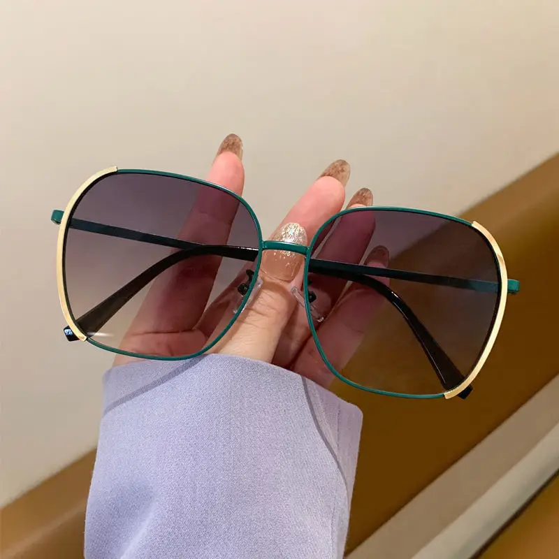 Women's Korean Style Gradual Color Sunglasses with Anti-UV Protection - Image 5