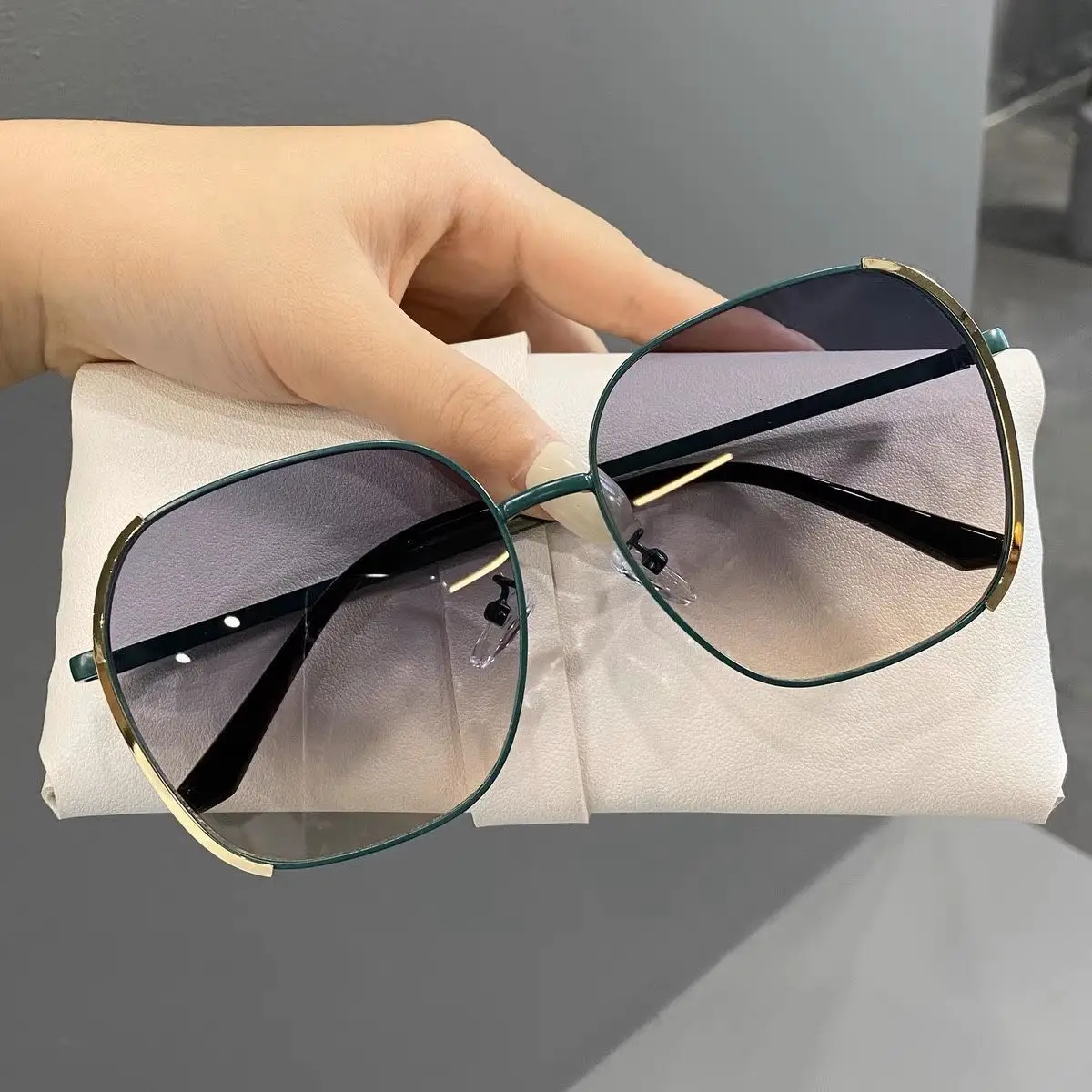 Women's Korean Style Gradual Color Sunglasses with Anti-UV Protection — feature 11