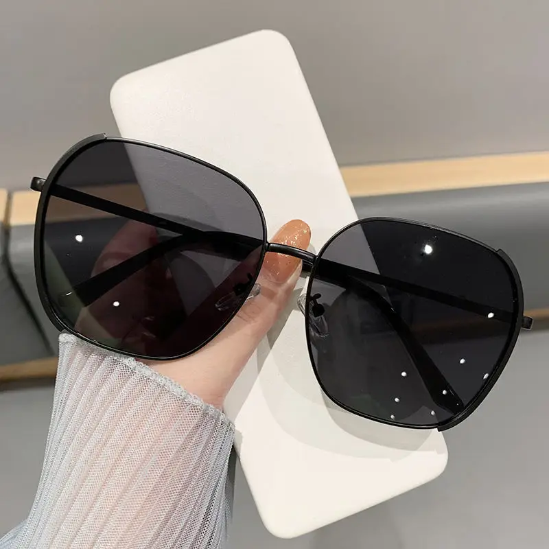 Women's Korean Style Gradual Color Sunglasses with Anti-UV Protection - Image 2